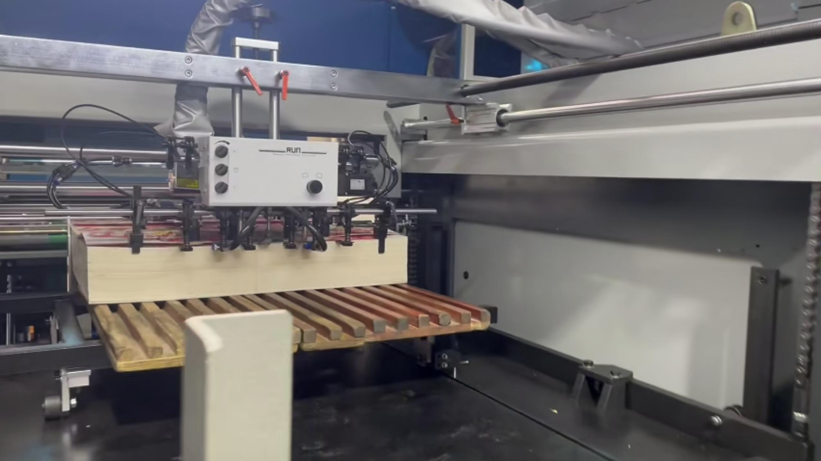 Machine automatique de laminage de films XPM-1080RN avec couteau à chaud